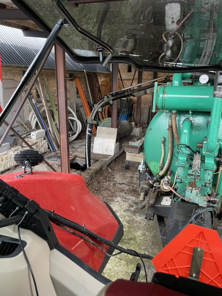 Kloakspulingsmaskine med rørsystem tæt på, klar til at udføre spuling