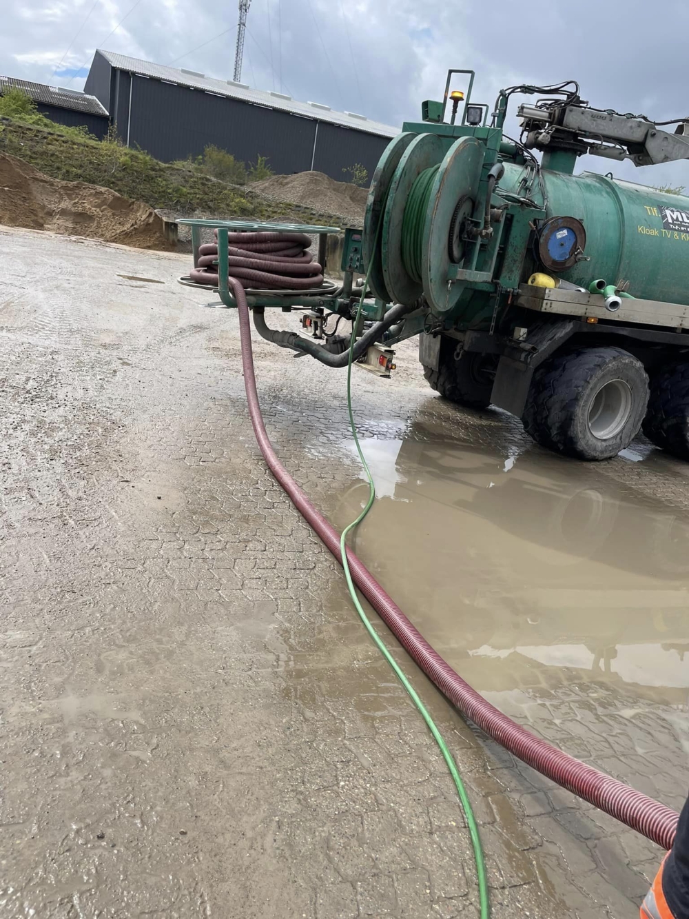 Kloakspulingsmaskine på gaardsplads, der udfoerer effektiv hoejtryksspuling